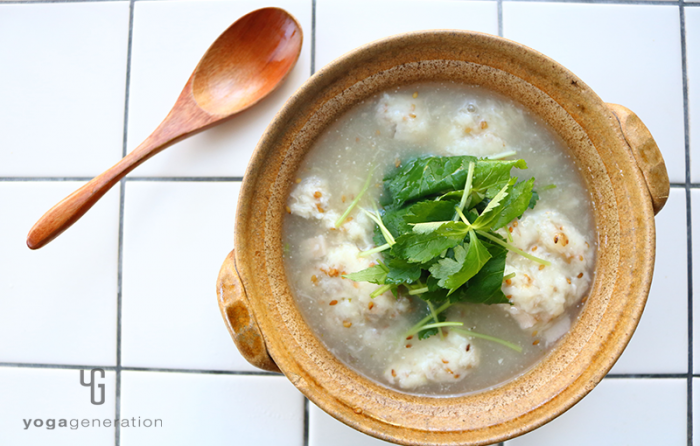 土鍋に入った山芋とレンコン団子の柚子胡椒スープ