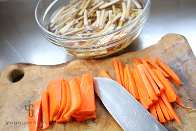 ゴボウとニンジンを切る