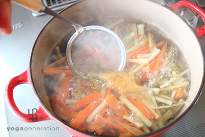 ゴボウとニンジンを茹でる