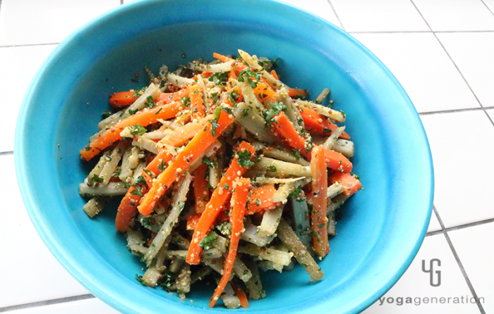 ターコイズの皿に盛り付けたゴボウとニンジンのハニーマスタード・サラダ