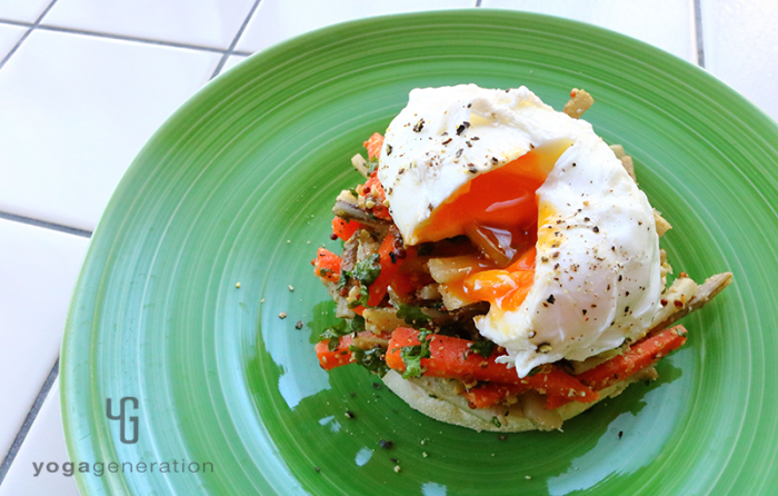 マフィンに盛り付けたゴボウとニンジンのハニーマスタード・サラダ