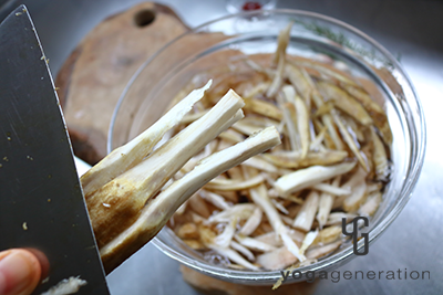 ゴボウをささがきにする