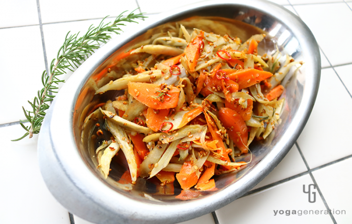 銀色の皿に乗ったローズマリーのアーリオ・オーリオ・ペペロンチーノ