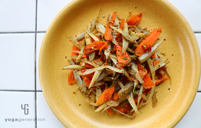 黄色の皿に乗ったローズマリーのアーリオ・オーリオ・ペペロンチーノ