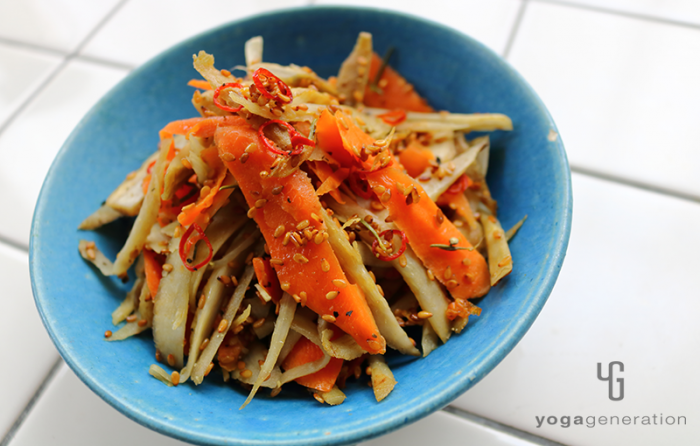 ターコイズの皿に乗ったローズマリーのアーリオ・オーリオ・ペペロンチーノ