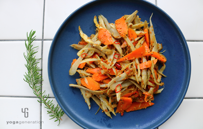 青の皿に乗ったローズマリーのアーリオ・オーリオ・ペペロンチーノ