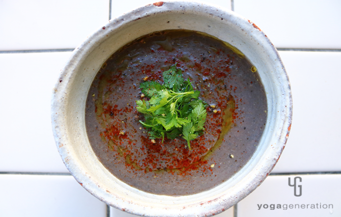 白い器に盛り付けた黒豆のスパイシー・チリスープ