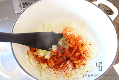 玉ねぎとスパイスを炒める