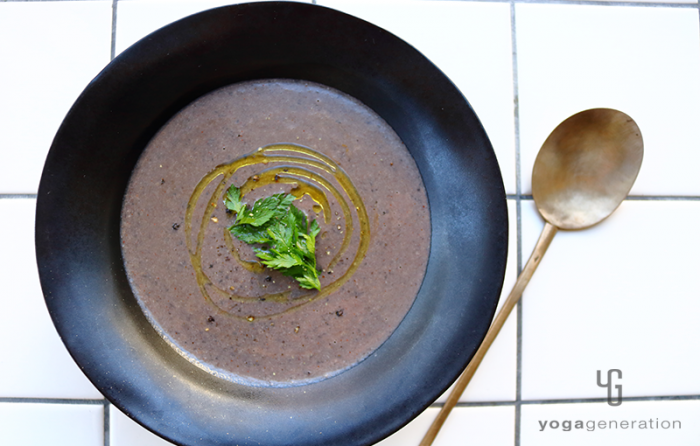 黒い器に盛り付けた黒豆のスパイシー・チリスープ