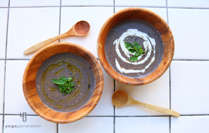 木の器に盛り付けた黒豆のスパイシー・チリスープ