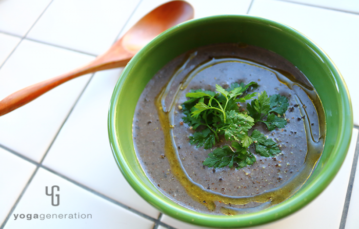 緑の器に盛り付けた黒豆のスパイシー・チリスープ
