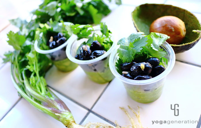 黒豆のスパイシー・ニンニク炒め和風アボカド・ディップ添え