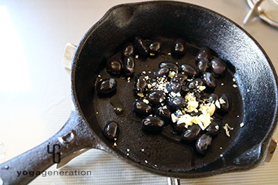 茹で黒豆をフライパンでスパイスと炒める