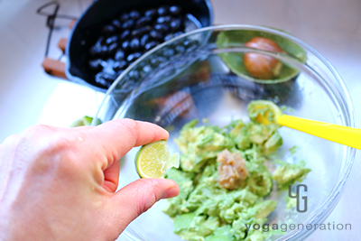 アボカドを粗くつぶして味を調える