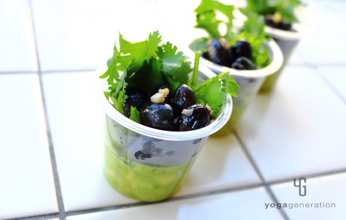 透明カップに入れた黒豆のスパイシー・ニンニク炒め和風アボカド・ディップ添え