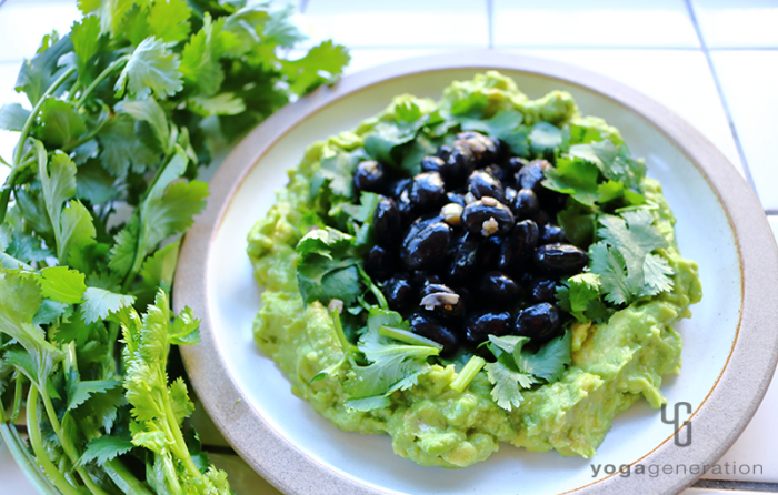 白い器に入れた黒豆のスパイシー・ニンニク炒め和風アボカド・ディップ添え