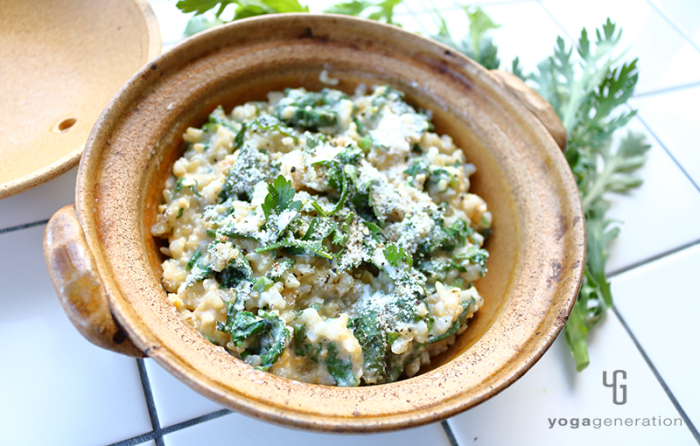 土鍋に入った春菊とふんわりタマゴのミルクおじや