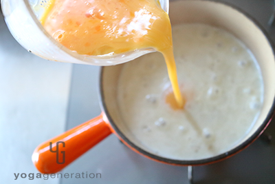 溶きタマゴを鍋にまわし入れる