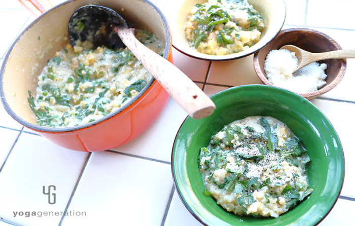 緑と黄の器に入れた春菊とふんわりタマゴのミルクおじや