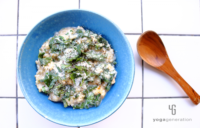 ターコイズの器に入れた春菊とふんわりタマゴのミルクおじや