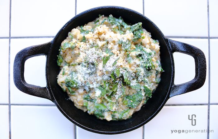 スキレットに入った春菊とふんわりタマゴのミルクおじや