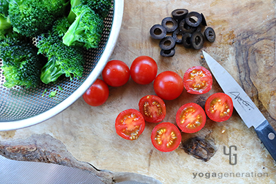 野菜の下ごしらえをする