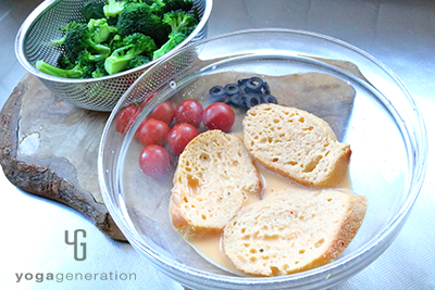 パンを豆乳液に浸す