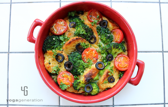 赤い器に入った野菜たっぷりフレンチトースト