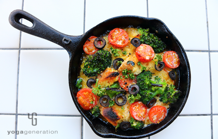 スキレットに入った野菜たっぷりフレンチトースト