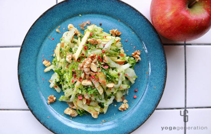 白菜とリンゴとクルミで歯応えが楽しいクリスピー・サラダ