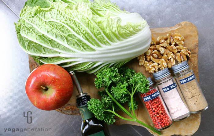 木製カットボードの上の材料