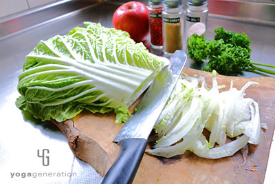 白菜とリンゴを千切りにする