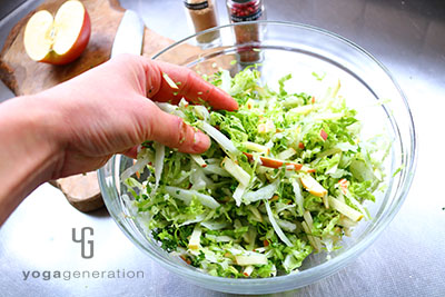 ボウルで塩揉みする