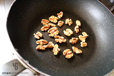 クルミをフライパンで乾煎りする