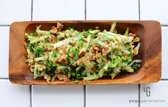 木の器に盛り付けた白菜とリンゴとクルミのクリスピー・サラダ