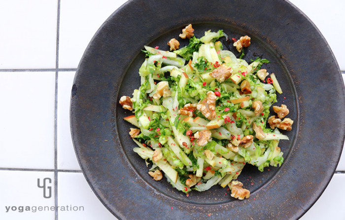 黒い皿に盛り付けた白菜とリンゴとクルミのクリスピー・サラダ