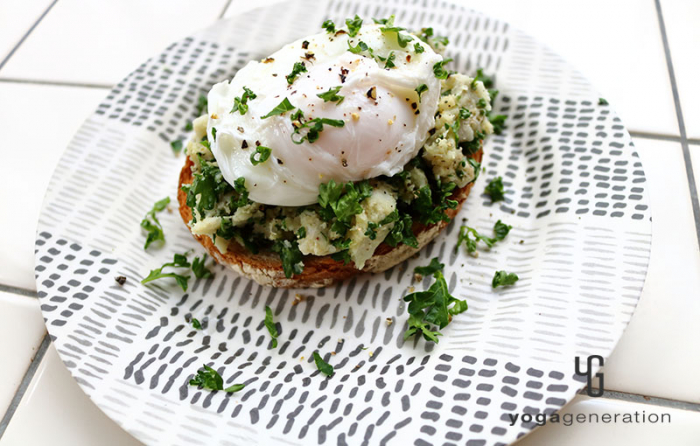 ポーチドエッグをのせた里芋とたっぷりパセリのスパイシー・カレー・サラダ