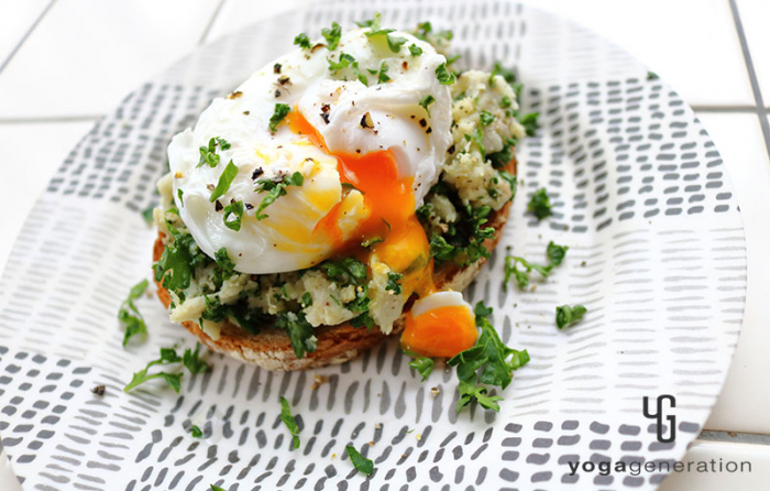 ポーチドエッグがトロ〜リ里芋とたっぷりパセリのスパイシー・カレー・サラダ