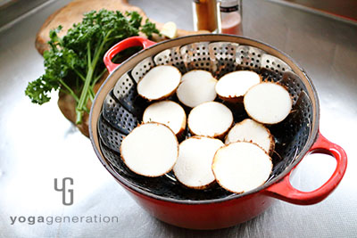 里芋を半分に切って蒸す