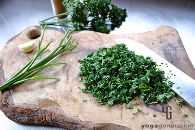 パセリとニンニクをみじん切りにする