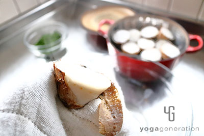 里芋の皮をむく