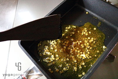 ニンニクとスパイスと里芋を炒めて