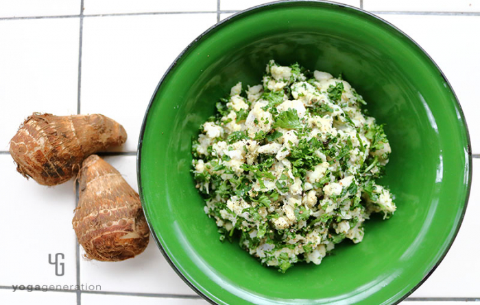 緑の器に入った里芋とたっぷりパセリのスパイシー・カレー・サラダ