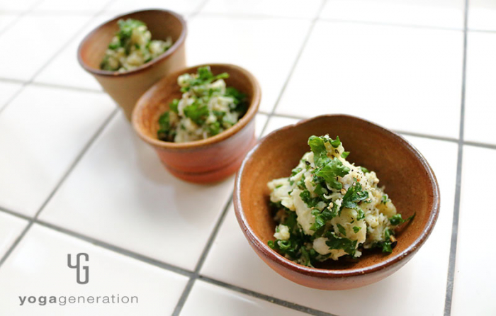 お猪口に盛り付けた里芋とたっぷりパセリのスパイシー・カレー・サラダ