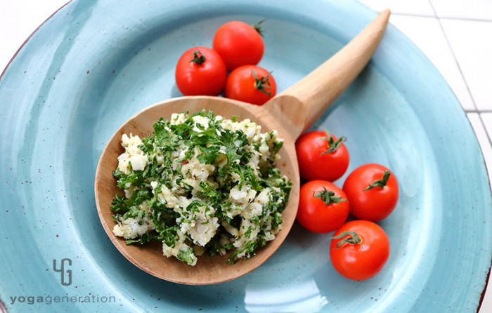木製しゃもじに盛り付けた里芋とたっぷりパセリのスパイシー・カレー・サラダ