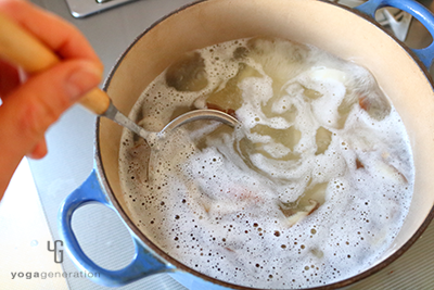 干し椎茸と里芋に火を入れていく