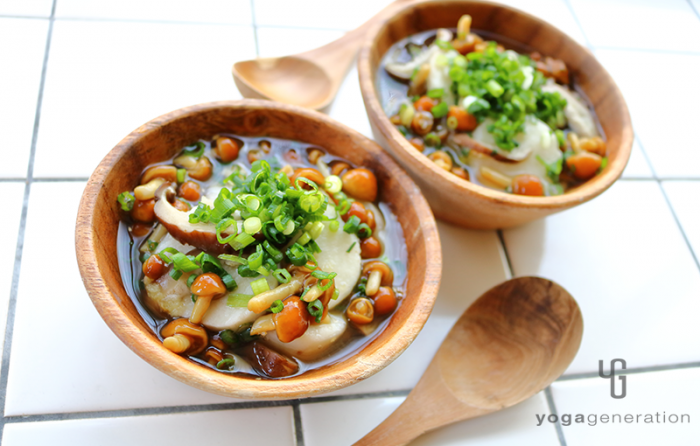 木の器に入れた里芋とナメコのショウガスープ