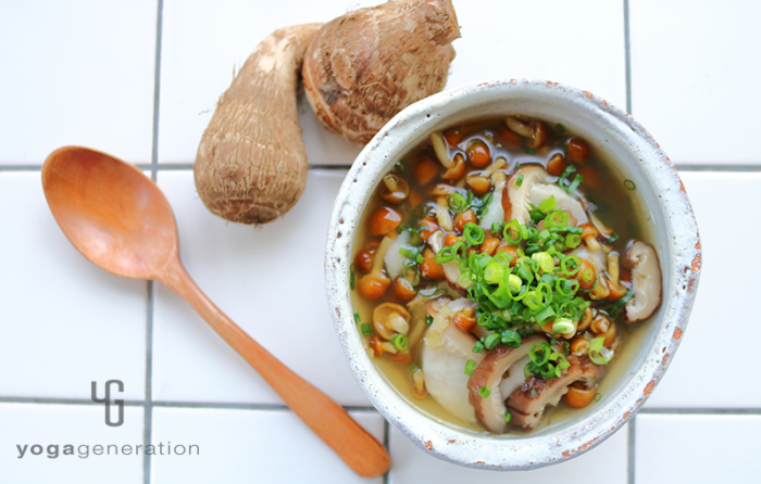 白い器に入れた里芋とナメコのショウガスープ