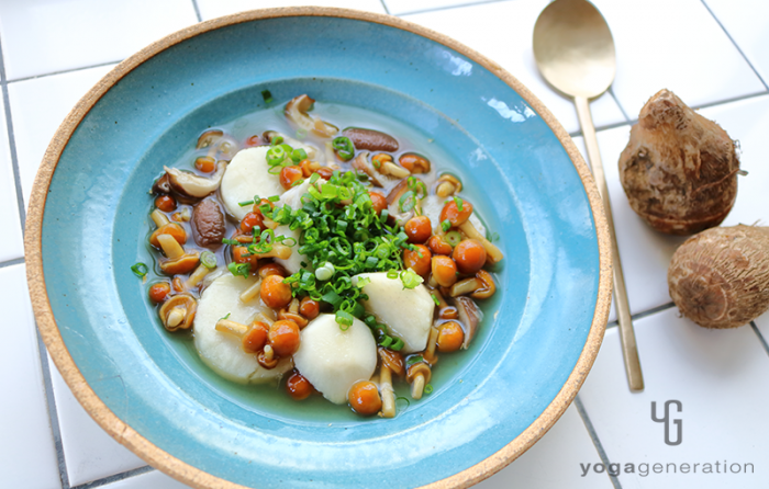 ターコイズの器に入れた里芋とナメコのショウガスープ