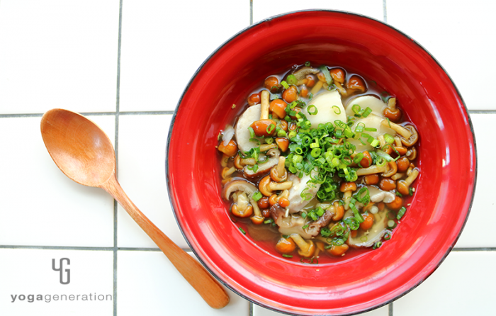 赤い器に入れた里芋とナメコのショウガスープ